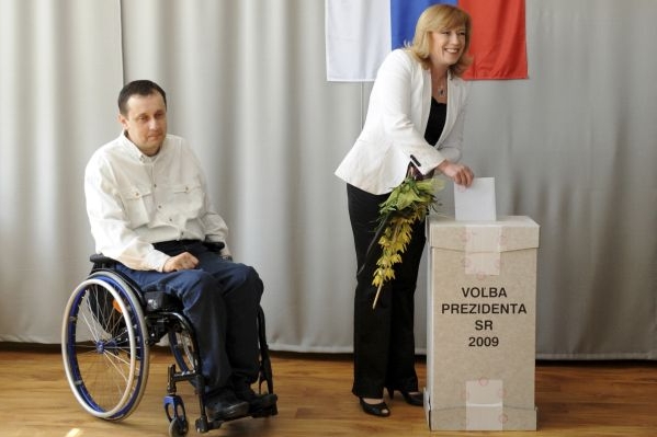 Iveta Radičová s partnerem ve volební místnosti-